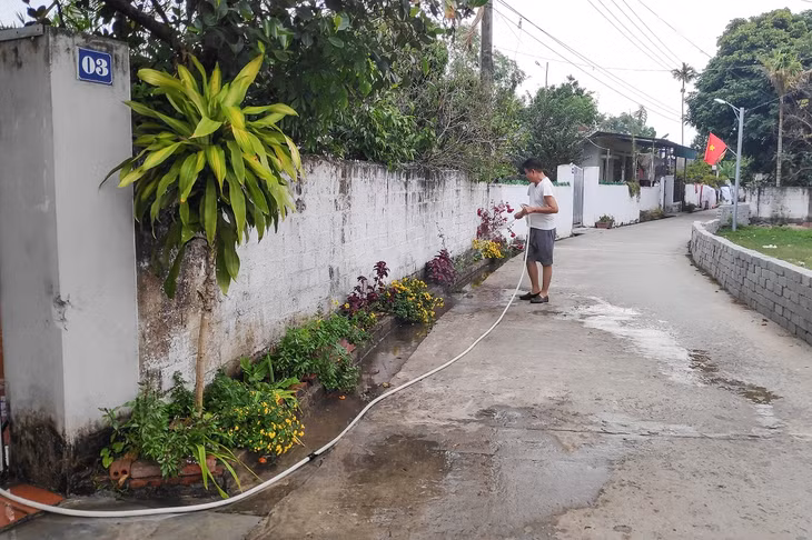 Đã thành nền nếp, người dân thôn 4, xã Hải Tiến, TP Móng Cái chủ động chăm sóc, quản lý các hoa, cây xanh trồng tại tuyến đường qua cổng nhà.