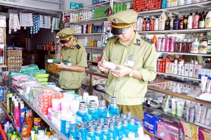 Lực lượng chức năng kiểm tra, giám sát thị trường (Ảnh minh họa)