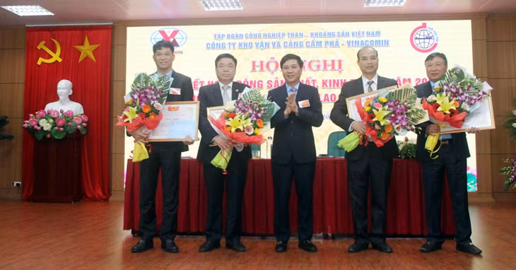 Lãnh đạo Công ty Kho vận và cảng Cẩm Phả khen thưởng cho các tập thể, các nhân vì có thành tích xuất sắc trong sản xuất, kinh doanh năm 2019. Ảnh Công ty cung cấp