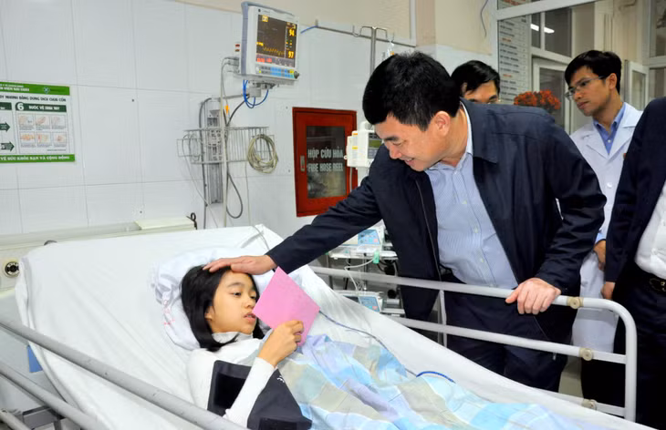 Đồng chí Ngô Hoàng Ngân, Phó Bí thư Thường trực Tỉnh ủy ân cần thăm hỏi, động viên các bệnh nhân 