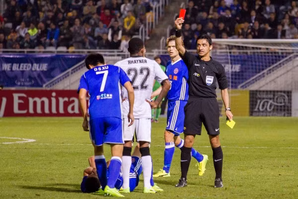 Trọng tài Mohanad Qasim bắt chính trận U23 Việt Nam - U23 Triều Tiên. (Ảnh: Getty).