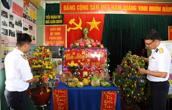 Mâm ngũ quả đã có đủ bánh chưng, cành mai, cây quất để cùng với cán bộ, chiến sĩ Nhà giàn DK1/10 đón một mùa xuân ấm tình đất liền giữa trùng khơi sóng gió.