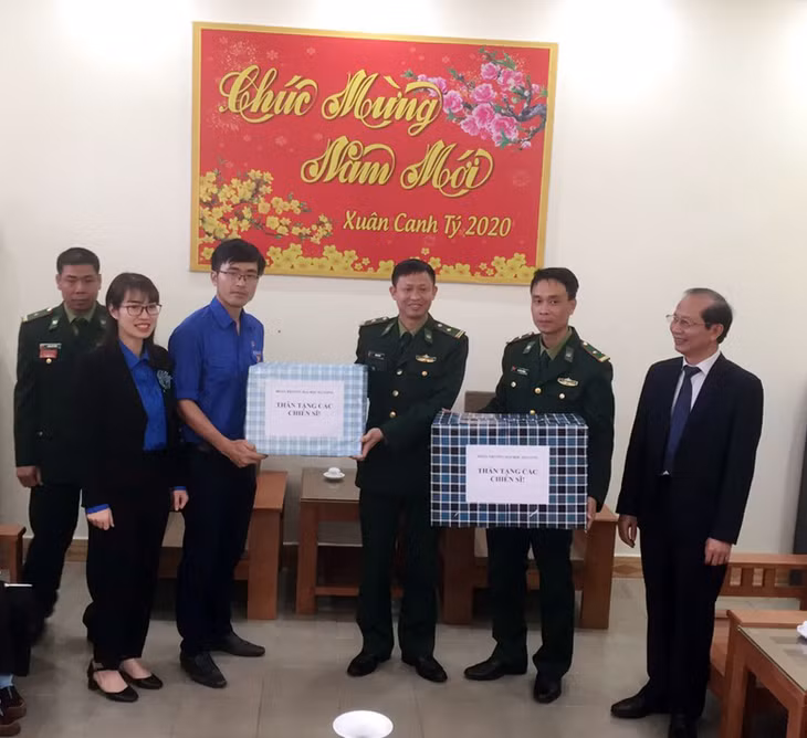 ...và thăm, tặng quà chúc chúc Tết cán bộ, chiến sỹ Đồn Biên phòng Pò Hèn.
