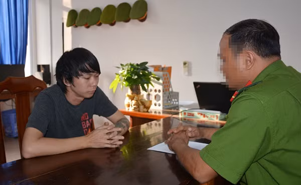 Nghi can cầm đầu Long Boon Leng tại cơ quan công an. Ảnh: X.M.