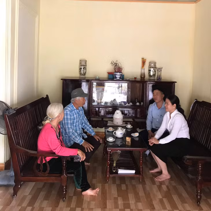 Bà Nguyễn Thị Thu Hằng, Trưởng Phòng LĐ TB &XH Đông Triều (áo trắng) thăm các gia đình chính sách dịp Tết nguyên đán 2020.