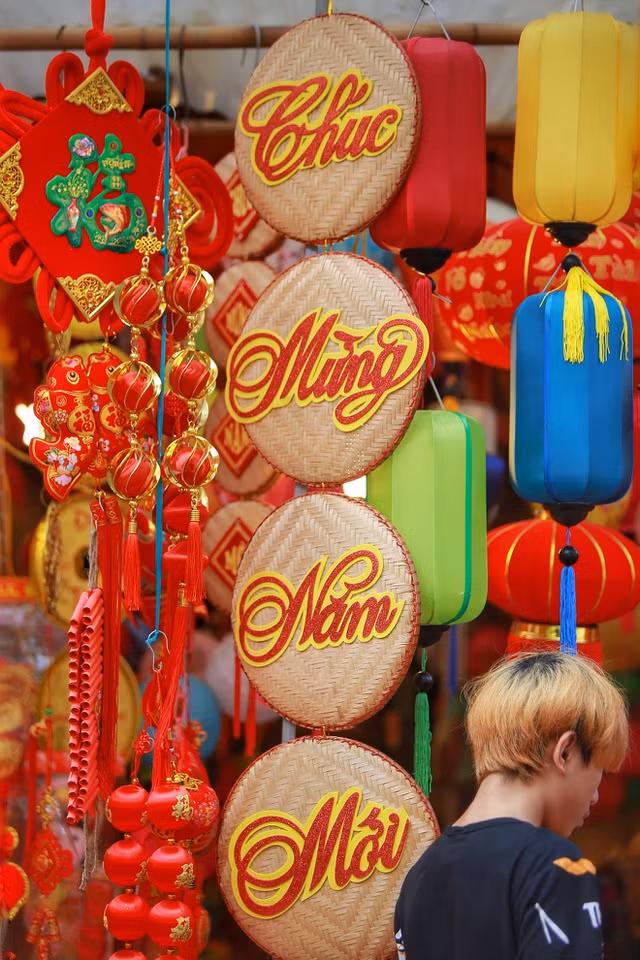 Nối tiếp chợ hoa Hàng Lược, phố Hàng Mã cũng là nơi tập trung đông đúc dòng người mua sắm Tết đổ về đây.