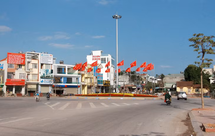Vòng xuyến khu vực ngã tư đường nối vào Cảng hàng không quốc tế Vân Đồn được trang trí cờ, hoa rực rỡ.