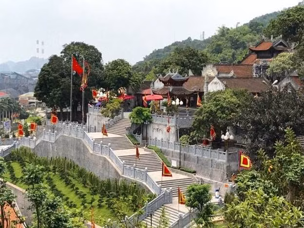 Đền Cửa Ông có một lối kiến trúc độc đáo, huyền bí, hội tụ đủ yếu tố phong thủy: Tả thanh long, hữu bạch hổ, tiền chu tước, hậu huyền vũ.
