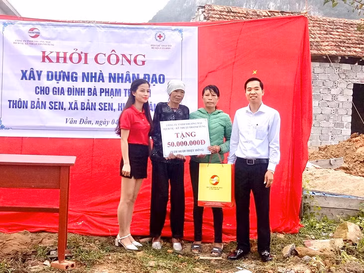 Anh Phạm Quang Tùng, Giám đốc Công ty TNHH Thương mại - Kỹ thuật - Dịch vụ Thanh Tùng trao tiền hỗ trợ xây nhà nhân đạo cho hộ nghèo ở thôn Bản Sen, xã Bản Sen, huyện Vân Đồn.
