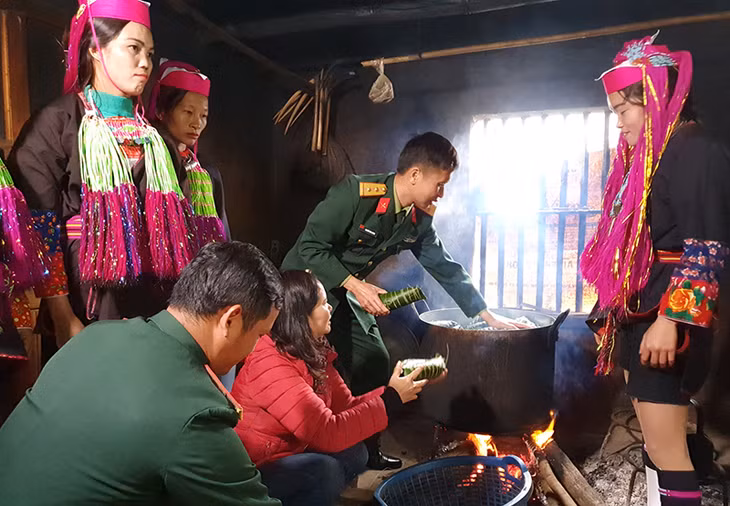 Cán bộ, chiến sĩ Ban CHQS huyện Tiên Yên cùng người dân luộc báng chưng.