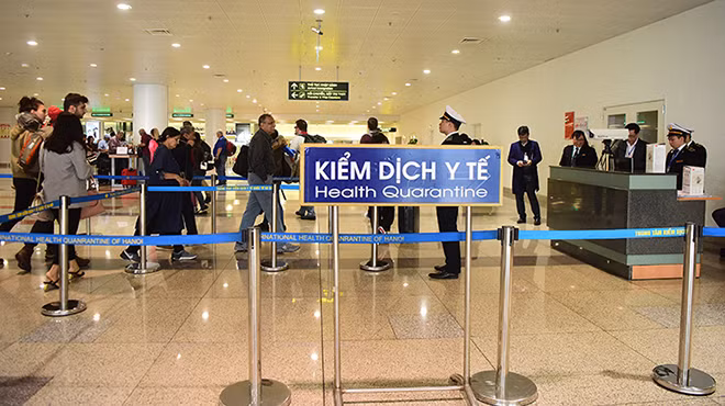 Khách nhập cảnh Việt Nam qua chốt kiểm dịch y tế ở sân bay Nội Bài. Ảnh: Giang Huy.