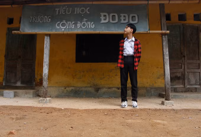 Hợp tác xã ở làng Hà Cảng bên dòng sông Bồ, bối cảnh ngôi trường Đo Đo nơi Ngạn dạy học sau khi về làng cũng trở thành địa điểm thu hút giới trẻ. Địa phương cũng đang làm quán nước bằng tre bên trong khuôn viên trường để phục vụ khách tham quan.