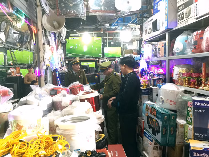 Kiểm tra cửa hàng đồ điện gia dụng tại chợ Đầm Hà.