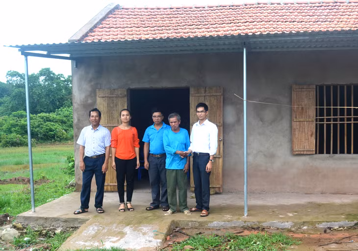 Ông Chìu A Nhì (thứ 2 bên phải) cùng tổ chức từ thiện đến trao nốt số tiền hỗ trợ xây nhà cho một hộ nghèo ở thôn Cống To