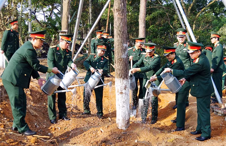 Lãnh đạo Bộ CHQS tỉnh trồng cây tại cơ quan Bộ CHQS tỉnh.