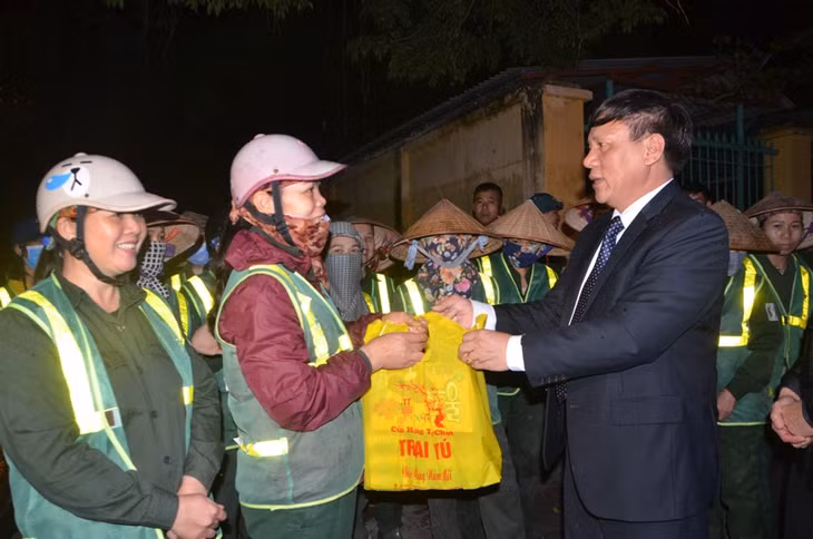 Chủ tịch UBND TP Móng Cái động viên công nhân môi trường.