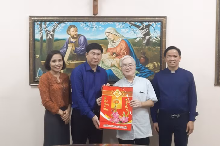 Đồng chí Lê Mạnh Cường, Phó Chủ tịch Ủy ban MTTQ tỉnh, chúc tết giáo xứ Hòn Gai (TP Hạ Long).