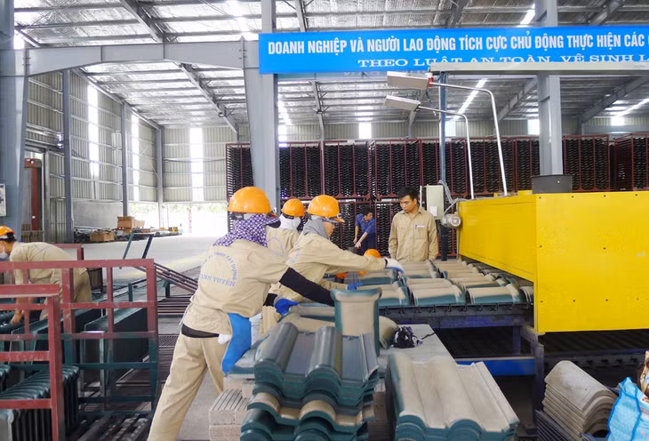Nhiều đơn vị đã chú trọng triển khai các biện pháp đảm bảo an toàn lao động. Ảnh: Sản xuất gạch ngối tại Nhà máy gạch không nung Thanh Tuyền