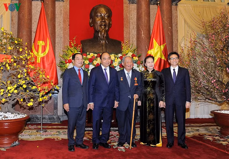 Thủ tướng Nguyễn Xuân Phúc, Chủ tịch Quốc hội Nguyễn Thị Kim Ngân, Phó Thủ tướng Vũ Đức Đam chụp ảnh lưu niệm cùng lãnh đạo, nguyên lãnh đạo Đảng, Nhà nước.