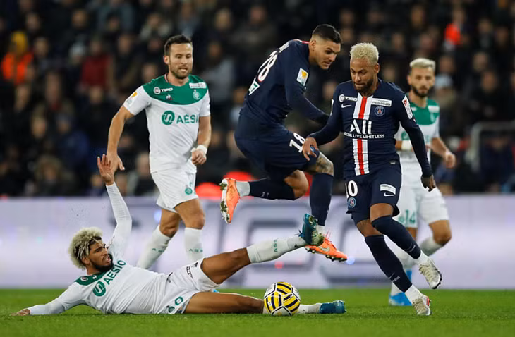 Hàng thủ Saint Etienne bị nghiền nát bởi các ngôi sao tấn công PSG như Icardi, Neymar. Ảnh: Reuters.