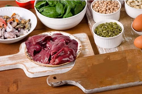 Tăng cường thực phẩm giàu vitamin B như các loại rau lá xanh, ngũ cốc nguyên cám có thể giúp bạn ngủ ngon.