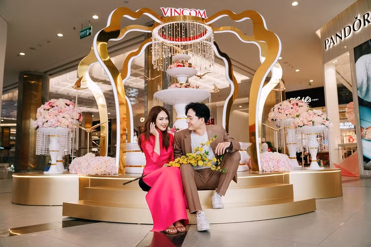 Đài phun nước “Xuân tràn may mắn” tọa lạc ngay giữa Vincom Center Landmark 81 là điểm đến hot trong dịp Tết này của giới trẻ