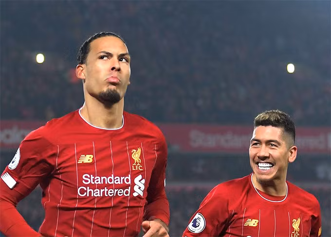 Van Dijk đóng góp 1 bàn vào thắng lợi của Liverpool trước M.U.