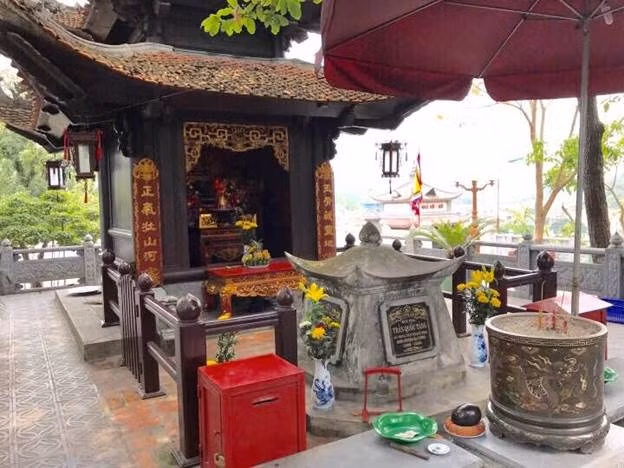 Phía sau lưng Đền Thượng là ngôi mộ của Hưng Nhượng Đại Vương Trần Quốc Tảng (theo dân gian thì đây chỉ là ngôi mộ gió của Ngài, mang tính tượng trưng chứ không có hài cốt thật).