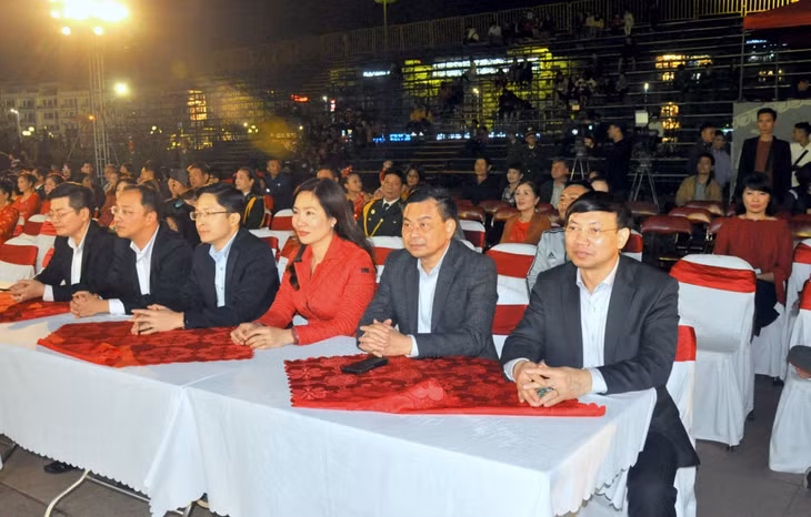 Đồng chí Nguyễn Xuân Ký, Bí thư Tỉnh ủy, Chủ tịch HĐND tỉnh cùng đại diện lãnh đạo TP Hạ Long và một số sở, ngành tới dự chương trình.