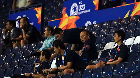 Kết thúc trận đấu giữa U23 Việt Nam và U23 UAE, thay vì lên xe về cùng các cầu thủ, HLV Park Hang Seo và các cộng sự đã nán lại sân Chang Arena để theo dõi chân cẳng của U23 Jordan và U23 CHDCND Triều Tiên.