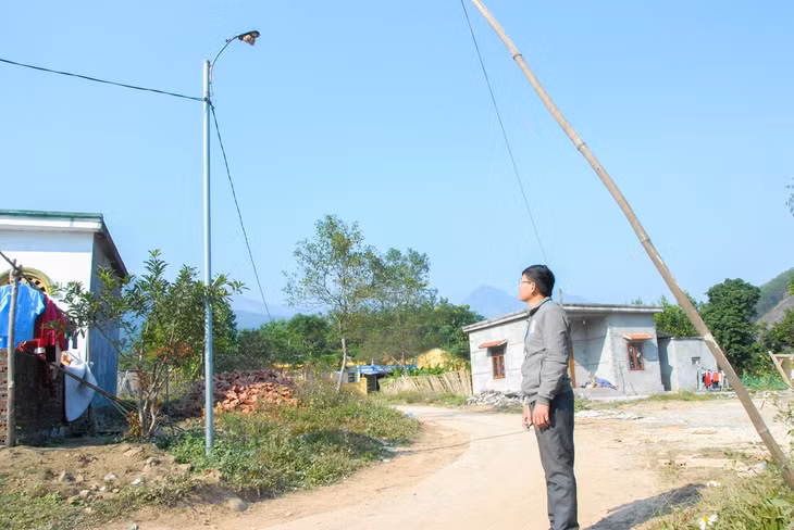 Cán bộ Hội CCB xã Quảng Sơn (Hải Hà) kiểm tra hệ thống đèn điện được lắp đặt tại tuyến đường thôn Lý Quáng của xã. (Ảnh: Hoàng Giang)
