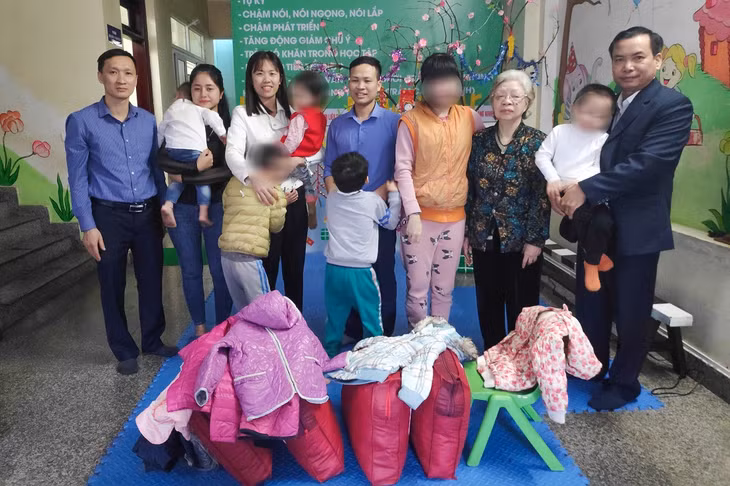 Đoàn MTTQ tỉnh đến thăm, trao quà tại Trung tâm Nghiên cứu tham vấn và hỗ trợ tâm lý Hải Hà (phường Hồng Hà, TP Hạ Long).