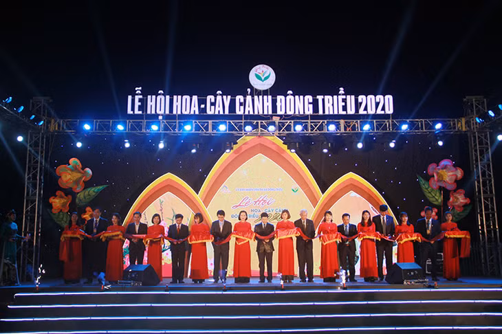 Các đại biểu cắt băng khánh thành Lễ hội “Hoa- Cây cảnh TX Đông Triều năm 2020”