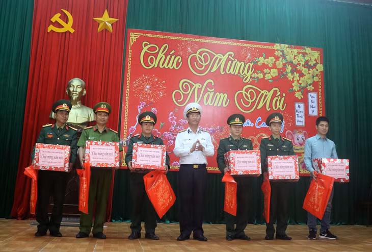 Đoàn công tác thăm, chúc Tết cán bộ, chiến sỹ và nhân dân huyện đảo Cồn Cỏ (Quảng Ngãi).
