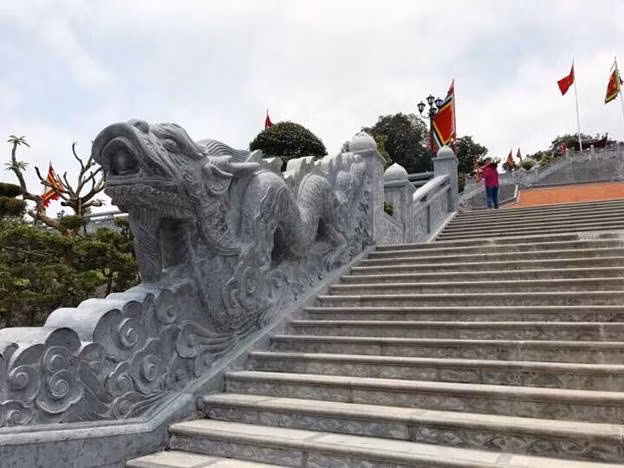 Bậc đá lên Đền Trung hai bên được khắc tượng rồng thời Trần uy nghi, hoành tráng, lẫm liệt.