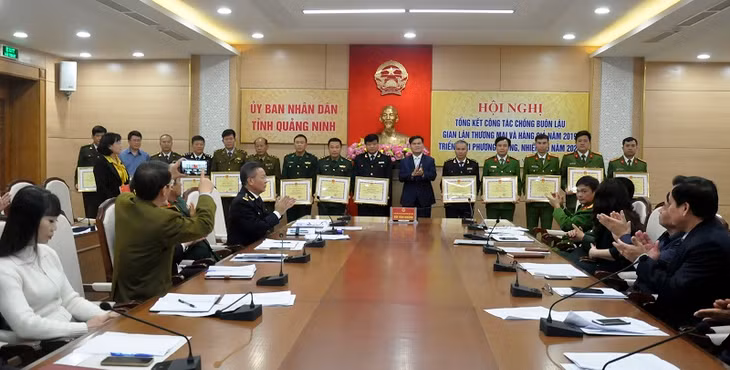 Đội KSHQ số 2 (thứ 5 phải qua trái) được UBND tỉnh tặng bằng khen về thành tích xuất sắc trong đấu tranh chống hoạt động than, quặng trái phép năm 2019. (Ảnh chụp tháng 1/2020).