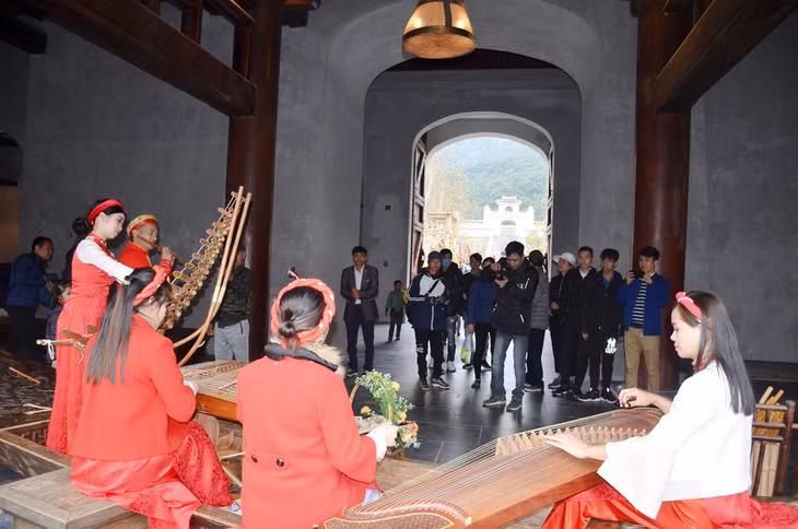 Cùng với đó, du khách được nghe nhạc