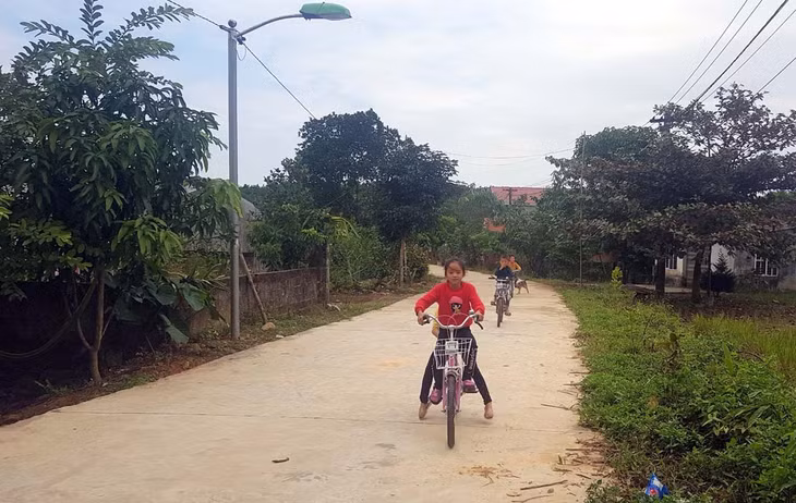 Tuyến đường bản 26 hộ, thôn Thán Phún Xã rộng rãi, nhờ có sự đồng lòng ủng hộ hiến đất, hoa màu của người dân. 