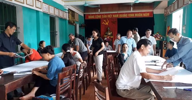 Nông dân phường Cộng Hòa, TX Quảng Yên tham gia lớp tập huấn quản lý dịch hại tổng hợp (IPM) trên cây rau do HND phường phối hợp tổ chức.