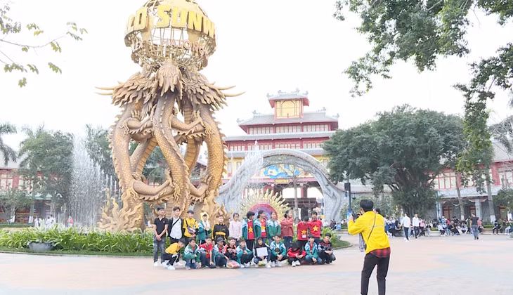 Khu Tổ hợp vui chơi giải trí Sun World Hạ Long Complex thu hút đông đảo khách du lịch tới tham quan nhân dịp Tết Nguyên đán Canh Tý 2020.