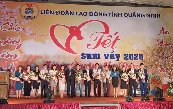 Lãnh đạo LĐLĐ tỉnh tặng hoa biểu dương các doanh nghiệp, đơn vị tích cực chung tay hỗ trợ tổ chức Tết sum vầy cho CNLĐ.