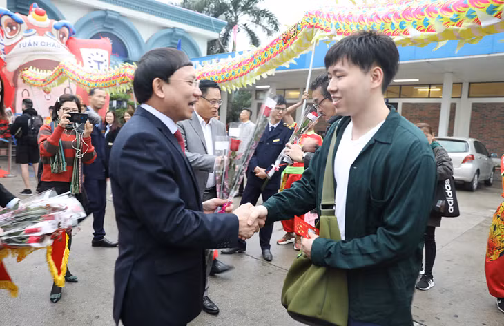 Bí thư Tỉnh ủy Nguyễn Xuân Ký lì xì đầu năm cho du khách.