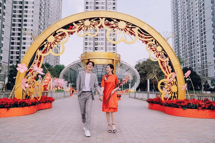 Con đường hoa xuân được giới trẻ check-in nhiều nhất trong tuần vừa qua đang tọa lạc ở cổng chính Vincom Mega Mall Times City