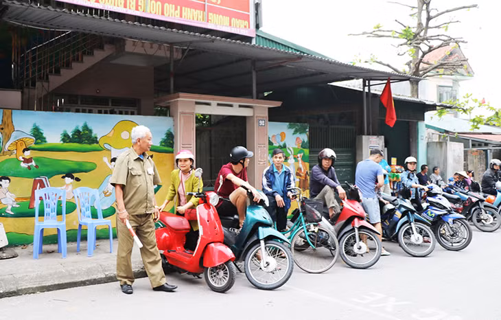 CCB phường Thanh Sơn tham gia đảm bảo ATGT giờ tan học tại Trường Tiểu học Lý Thường Kiệt. Ảnh: Việt Hoa.