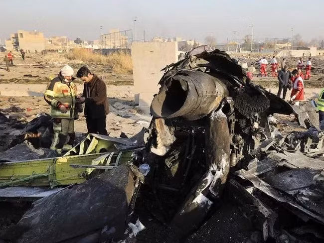 Hiện trường vụ rơi máy bay Boeing 737 của hãng hàng không Ukrainian International Airlines ở Iran. (Ảnh: CNN)