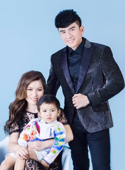 Đan Trường bên vợ con. Ảnh: Đ.T.