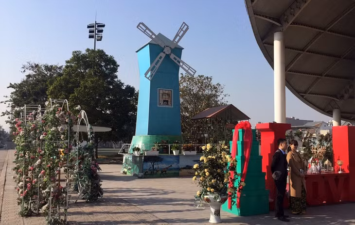 Một góc Công viên Hà Lan, ở phường Mạo Khê, TX Đông Triều là một trong những điểm du lịch hấp dẫn, thu hút đông đảo người dân địa phương và du khách đến tham quan du lịch.