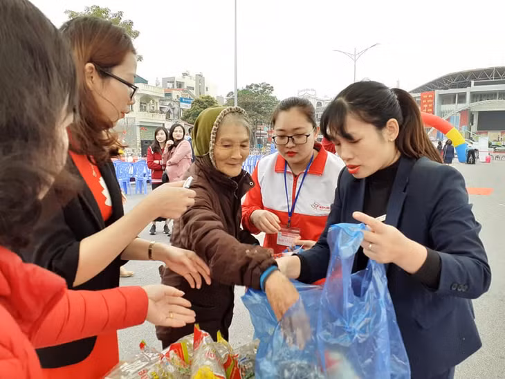 mứt tết, dầu ăn, nước giải khát, bánh chưng, bánh kẹo, miến