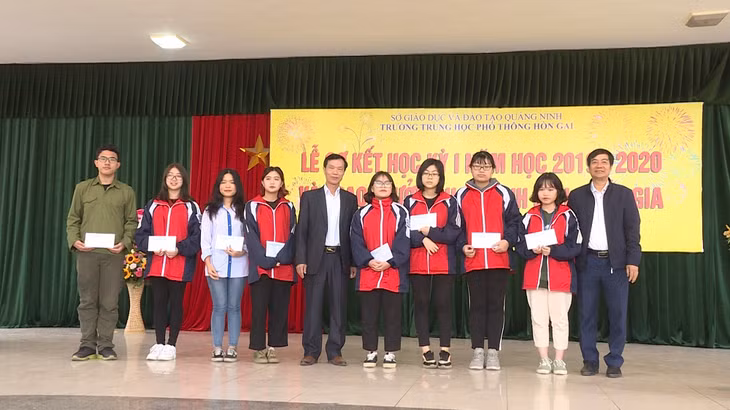 Trường THPT Hòn Gai tặng thưởng học sinh đoạt giải 