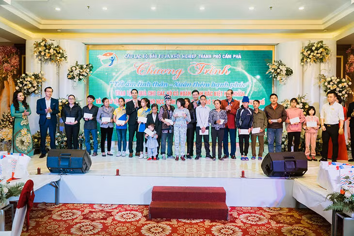 CLB Đầu tư và Khởi nghiệp Cẩm Phả trao 100 suất quà Tết tổng trị giá gần 60 triệu đồng cho các gia đình có hoàn cảnh khó khăn